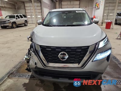 Piąte zdjęcie samochodu w środku: 2021 NISSAN ROGUE SV VIN:5N1AT3BB0MC767858 - miniatura