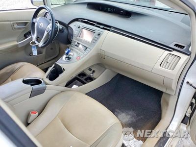 Zdjęcie 8 z 12 samochodu: 2015 TOYOTA PRIUS FOUR VIN:JTDKN3DU0F0475195 - miniatura