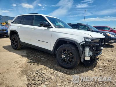 Czwarte zdjęcie samochodu z boku: 2025 JEEP GRAND CHEROKEE LAREDO VIN:1C4RJHAG9SC370704 - miniatura
