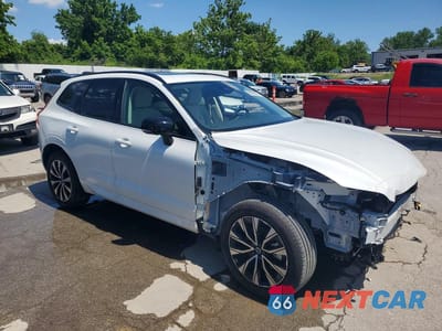 Czwarte zdjęcie samochodu z boku: 2024 VOLVO XC60 PLUS VIN:YV4L12RL8R1917663 - miniatura