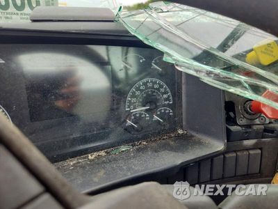 Zdjęcie 8 z 10 samochodu: 2022 VOLVO VNL SEMI TRUCK VIN:4V4NC9EH7NN317319 - miniatura