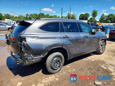 Trzecie zdjęcie samochodu z tyłu: 2021 TOYOTA HIGHLANDER XLE VIN:5TDGZRBH8MS061286 - miniatura