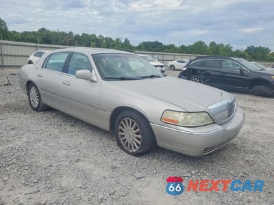 Czwarte zdjęcie samochodu z boku: 2005 LINCOLN TOWN CAR SIGNATURE LIMITED VIN:1LNHM82W85Y643529 - miniatura