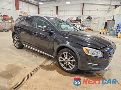 Czwarte zdjęcie samochodu z boku: 2017 VOLVO V60 CROSS COUNTRY PREMIER VIN:YV440MWK8H1035695 - miniatura
