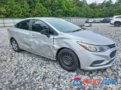 Czwarte zdjęcie samochodu z boku: 2018 CHEVROLET CRUZE LS VIN:1G1BC5SM8J7159315 - miniatura