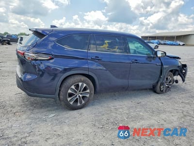 Trzecie zdjęcie samochodu z tyłu: 2022 TOYOTA HIGHLANDER XLE VIN:5TDGZRBHXNS203042 - miniatura