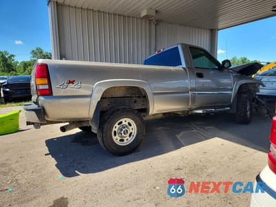 Trzecie zdjęcie samochodu z tyłu: 2003 GMC SIERRA K2500 HEAVY DUTY VIN:1GTHK24U13E100718 - miniatura
