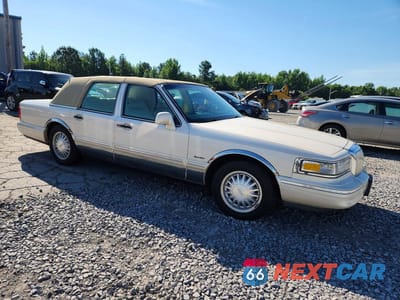 Czwarte zdjęcie samochodu z boku: 1997 LINCOLN TOWN CAR SIGNATURE VIN:1LNLM82WXVY705345 - miniatura