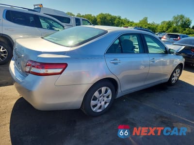 Trzecie zdjęcie samochodu z tyłu: 2010 TOYOTA CAMRY LE VIN:4T1BF3EK5AU015814 - miniatura