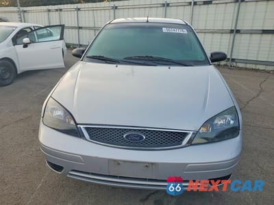 Piąte zdjęcie samochodu w środku: 2005 FORD FOCUS ZX4 VIN:1FAFP34N05W220410 - miniatura