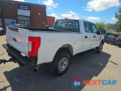 Czwarte zdjęcie samochodu z boku: 2017 FORD F350 SUPER DUTY VIN:1FT8W3B60HED95980 - miniatura