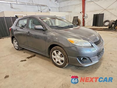 Czwarte zdjęcie samochodu z boku: 2010 TOYOTA COROLLA MATRIX S VIN:2T1LE4EE2AC015522 - miniatura