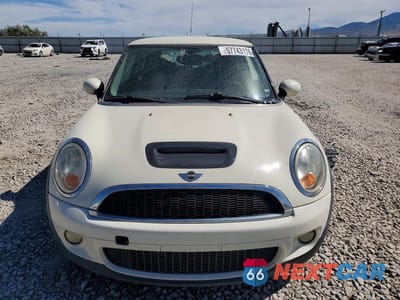 Piąte zdjęcie samochodu w środku: 2009 MINI COOPER S VIN:WMWMF735X9TW85956 - miniatura