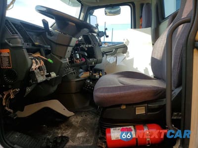Piąte zdjęcie samochodu w środku: 2023 VOLVO VNR - SEMI TRUCK VIN:4V4WC9EH2PN341292 - miniatura