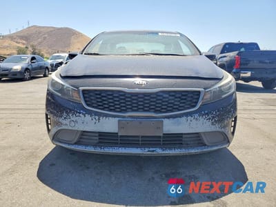 Piąte zdjęcie samochodu w środku: 2018 KIA FORTE LX VIN:3KPFL4A7XJE199345 - miniatura