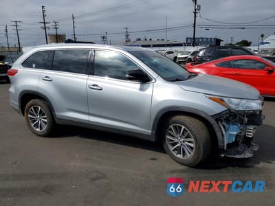 Czwarte zdjęcie samochodu z boku: 2019 TOYOTA HIGHLANDER XLE VIN:5TDKZRFH4KS365202 - miniatura