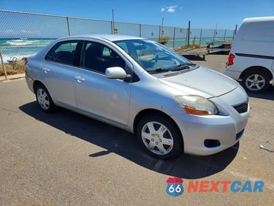 Czwarte zdjęcie samochodu z boku: 2010 TOYOTA YARIS BASE VIN:JTDBT4K35A1356406 - miniatura