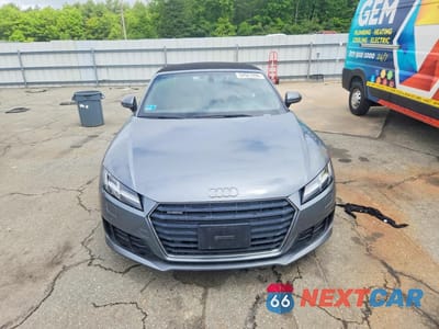 Piąte zdjęcie samochodu w środku: 2017 AUDI TT VIN:TRUT5CFV9H1002778 - miniatura