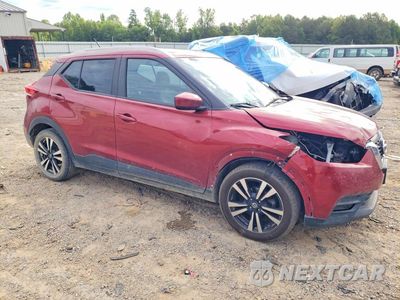 Czwarte zdjęcie samochodu z boku: 2020 NISSAN KICKS SV VIN:3N1CP5CV4LL492636 - miniatura