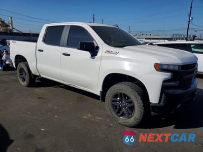 Czwarte zdjęcie samochodu z boku: 2020 CHEVROLET SILVERADO K1500 LT TRAIL BOSS VIN:1GCPYFED7LZ289450 - miniatura