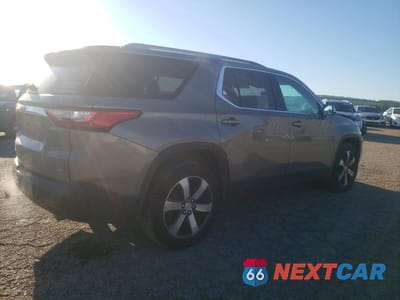 Trzecie zdjęcie samochodu z tyłu: 2018 CHEVROLET TRAVERSE LT VIN:1GNEVHKW7JJ159110 - miniatura