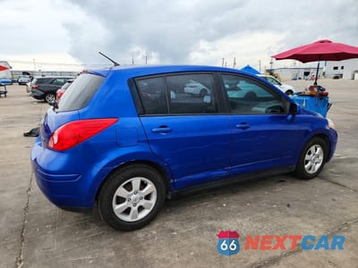 Trzecie zdjęcie samochodu z tyłu: 2012 NISSAN VERSA 1.8 S VIN:3N1BC1CP7CK266100 - miniatura