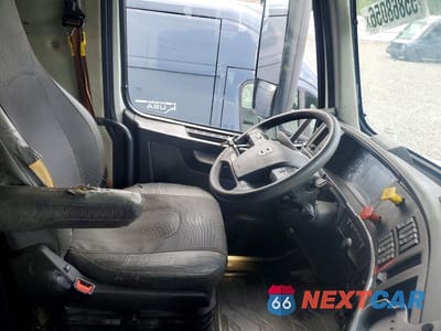 Piąte zdjęcie samochodu w środku: 2019 VOLVO VNL SEMI TRUCK VIN:4V4NC9EH3KN221831 - miniatura