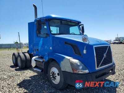 2011 VOLVO VNL SEMI TRUCK 4V4NC9DFXBN535654 - główne zdjęcie licytacji z USA - miniatura