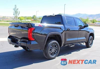 Trzecie zdjęcie samochodu z tyłu: 2024 TOYOTA TUNDRA SR5 VIN:5TFLA5DB0RX169698 - miniatura