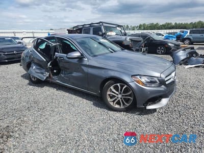 Czwarte zdjęcie samochodu z boku: 2017 MERCEDES-BENZ C 300 VIN:55SWF4JBXHU199618 - miniatura