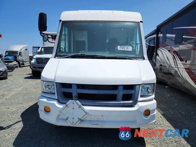 Piąte zdjęcie samochodu w środku: 2014 ISUZU NPR VIN:JALB4T174E7W00284 - miniatura