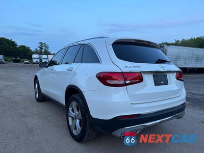 Trzecie zdjęcie samochodu z tyłu: 2018 MERCEDES-BENZ GLC 300 4MATIC VIN:WDC0G4KB9JF438882 - miniatura