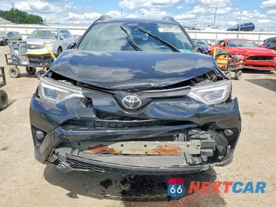 Piąte zdjęcie samochodu w środku: 2018 TOYOTA RAV4 SE VIN:2T3JFREV4JW806657 - miniatura