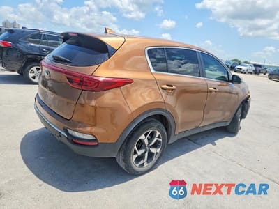 Trzecie zdjęcie samochodu z tyłu: 2021 KIA SPORTAGE LX VIN:KNDPM3AC0M7922486 - miniatura