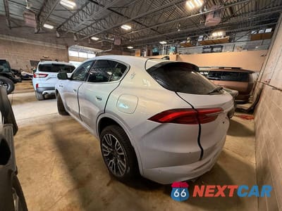 Trzecie zdjęcie samochodu z tyłu: 2024 MASERATI GRECALE GT VIN:ZN6PMDAA2R7448339 - miniatura