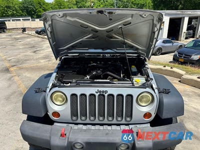 Piąte zdjęcie samochodu w środku: 2010 JEEP WRANGLER UNLIMITED SPORT VIN:1J4BA3H10AL100100 - miniatura