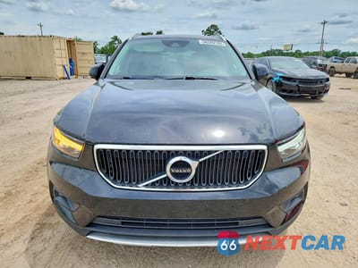 Piąte zdjęcie samochodu w środku: 2021 VOLVO XC40 T5 MOMENTUM VIN:YV4162UK2M2407030 - miniatura