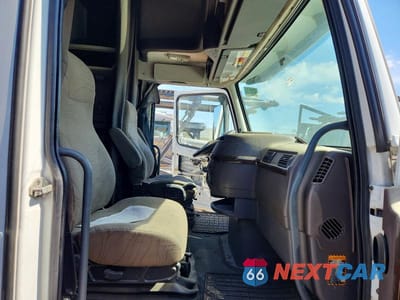 Piąte zdjęcie samochodu w środku: 2016 VOLVO VNL SEMI TRUCK VIN:4V4NC9EH7GN934710 - miniatura
