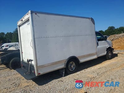 Trzecie zdjęcie samochodu z tyłu: 2019 CHEVROLET EXPRESS BOX TRUCK VIN:1GB0GRFG2K1356343 - miniatura