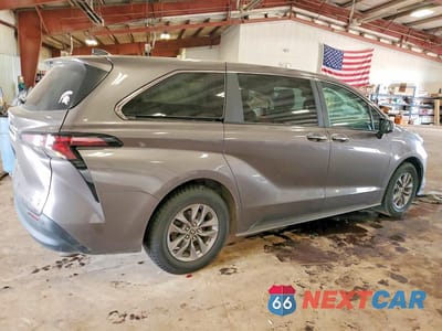 Trzecie zdjęcie samochodu z tyłu: 2024 TOYOTA SIENNA XLE 7-PASSENGER VIN:5TDYSKFC1RS118806 - miniatura