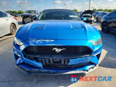 Piąte zdjęcie samochodu w środku: 2021 FORD MUSTANG VIN:1FATP8UH8M5106184 - miniatura