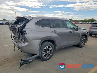 Trzecie zdjęcie samochodu z tyłu: 2025 TOYOTA HIGHLANDER HYBRID XLE VIN:5TDKBRCHXSS654707 - miniatura