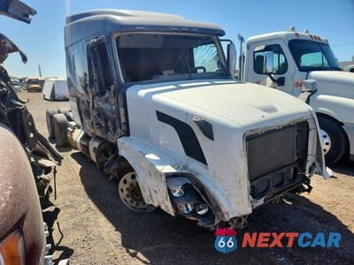 2015 VOLVO VNL SEMI TRUCK 4V4NC9EH0FN184534 - główne zdjęcie licytacji z USA - miniatura
