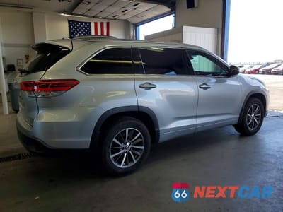 Trzecie zdjęcie samochodu z tyłu: 2017 TOYOTA HIGHLANDER XLE VIN:5TDJZRFH5HS470111 - miniatura
