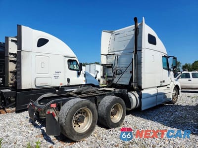 Czwarte zdjęcie samochodu z boku: 2014 VOLVO VN VNL VIN:4V4NC9EH2EN165076 - miniatura