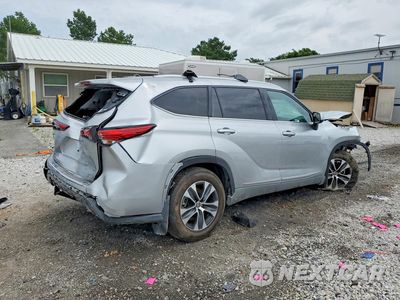 Trzecie zdjęcie samochodu z tyłu: 2022 TOYOTA HIGHLANDER XLE VIN:5TDGZRBH9NS583233 - miniatura