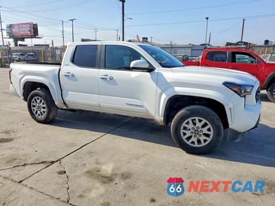 Czwarte zdjęcie samochodu z boku: 2025 TOYOTA TACOMA SR5 VIN:3TMKB5FNXSM025636 - miniatura