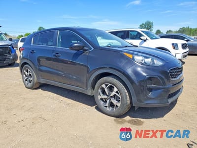 Czwarte zdjęcie samochodu z boku: 2020 KIA SPORTAGE LX VIN:KNDPM3AC6L7663016 - miniatura