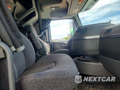 Piąte zdjęcie samochodu w środku: 2025 VOLVO VNL SEMI TRUCK VIN:4V4NC9EH1SN668531 - miniatura