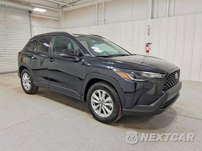 Czwarte zdjęcie samochodu z boku: 2025 TOYOTA COROLLA CROSS LE VIN:7MUCAAAG0SV143385 - miniatura